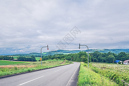 北海道夏天晴空远路和骑车少年图片