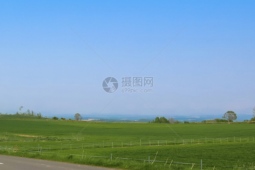 北海道远眺稻田群山与天空图片