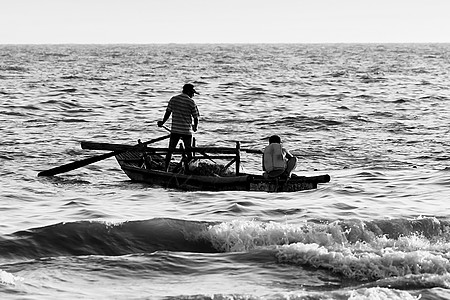 归家的渔民海里捕鱼高清图片