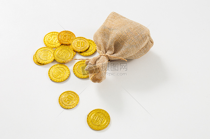 袋子旁散落的金币图片