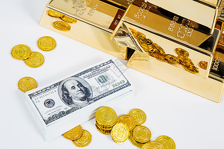 金砖钱散乱摆放的金币和钞票背景图片