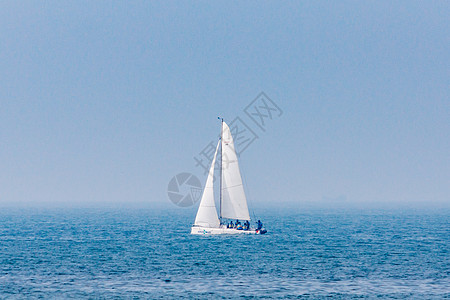青岛海帆船图片