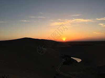 鸣沙山夕阳月牙泉背景