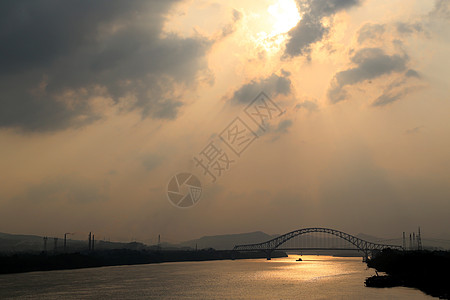 黄昏下的柳州大桥图片素材
