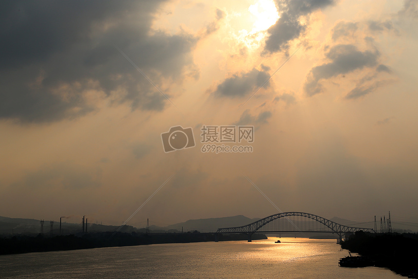 黄昏下的柳州大桥图片