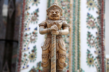泰国大皇宫极具泰式风情的人物雕塑 鲜活明朗栩栩如生图片