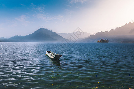 湖面上的小舟泛舟背景