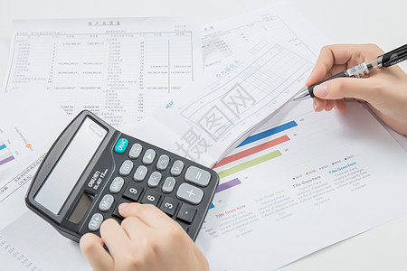 财务用素材会计在桌上用计算机算账背景