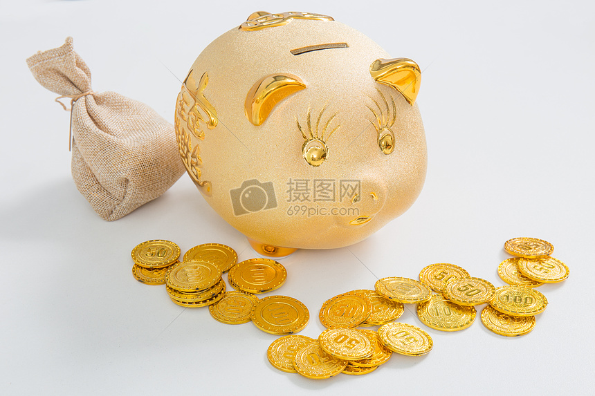 金色的存钱罐前摆放着金币图片