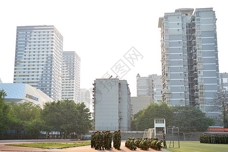 今天，为了军训，我重返校园图片