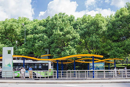 蓝天白云公交乘客绿色环境高清图片