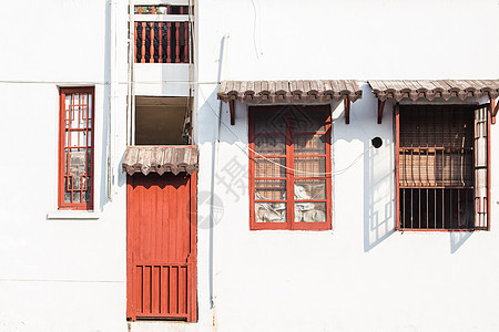 红门红窗阳光古镇建筑背景图片