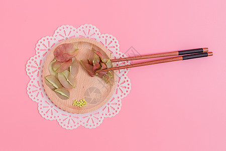清新木筷夹起红果树叶创意图片