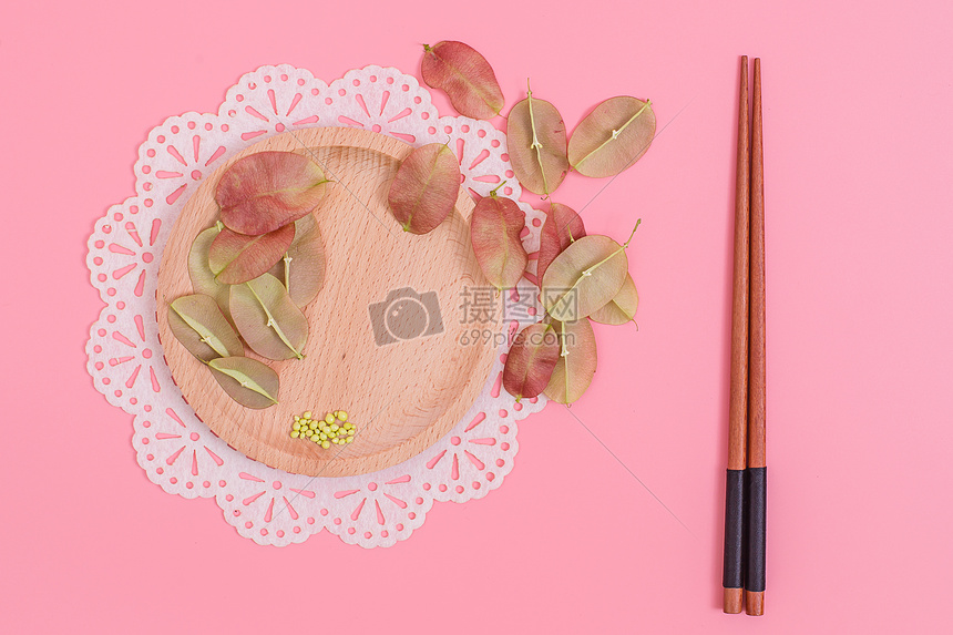 清新木筷红果种子创意摆拍图片