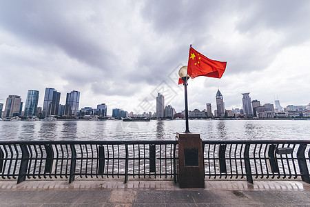 纪念日上海城市阴天国庆上海陆家嘴红旗背景