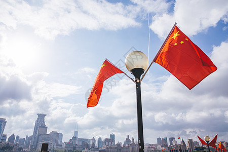 人民英雄上海外滩为五星红旗背景