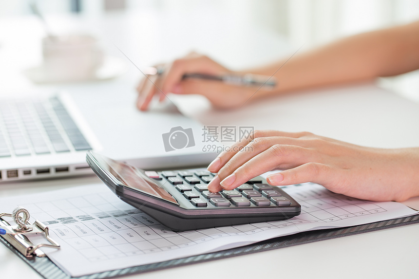 会计使用计算器特写图片素材_免费下载_jpg图
