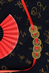中国风红色纸扇铜钱摆拍背景图片