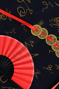 中国风红色纸扇铜钱摆拍背景图片
