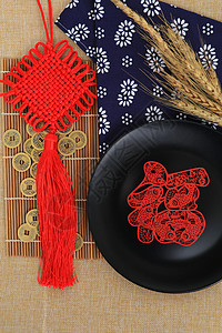 传统工艺品中国结剪纸特写背景图片