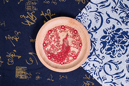 中国风礼品剪纸孔雀木盘图片