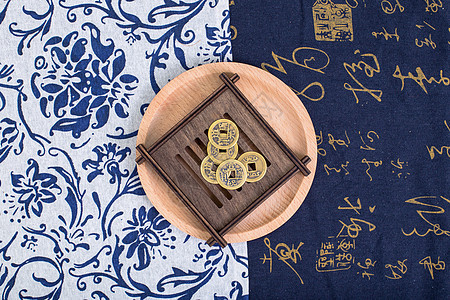 中国风礼品铜钱对称摆拍图片