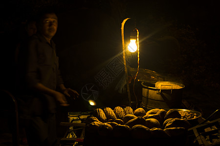 烤红薯烤玉米灯昏暗高清图片