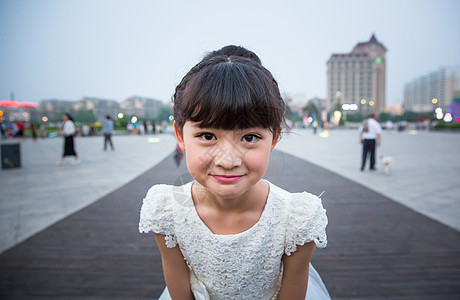 广场小女孩 广场舞 傍晚女孩 广场女孩 小女孩天真可爱 大街上女孩图片