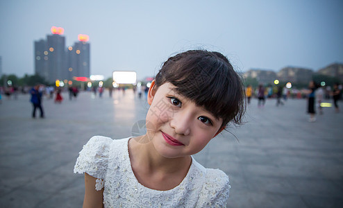 广场小女孩 广场舞 傍晚女孩 广场女孩 小女孩天真可爱 大街上女孩图片