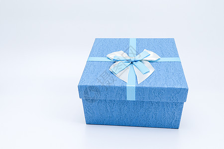 蓝色方形蝴蝶结礼盒摆拍背景图片