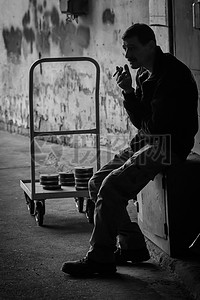 坐着抽烟的男人高清图片