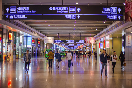 机场旅行箱旅游度假游客指示牌指引背景