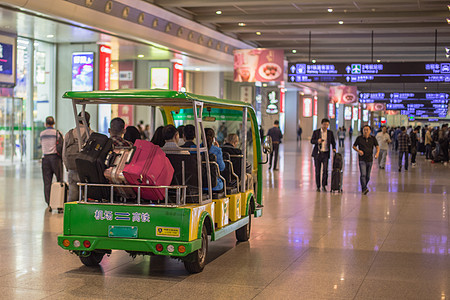 旅游度假游客运输车旅行箱背景图片