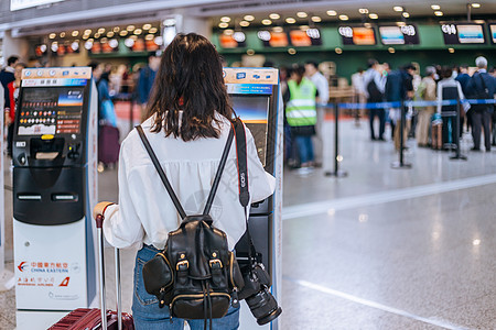 女生旅行机场候机等候高清图片