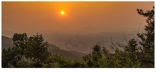 清晨站在山顶看薄雾笼罩的小县城高清图片