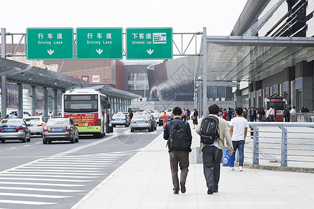 机场外的行人人群高清图片素材