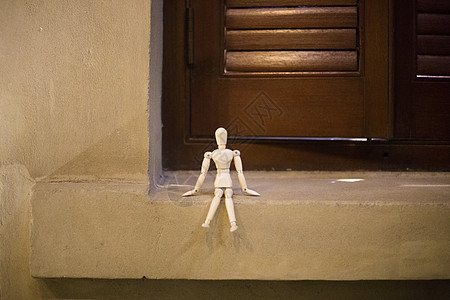 木偶坐在窗户外图片