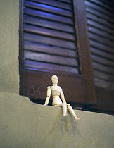 木偶坐在窗户外图片