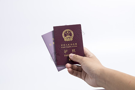 手拿护照和港澳台通行证背景图片