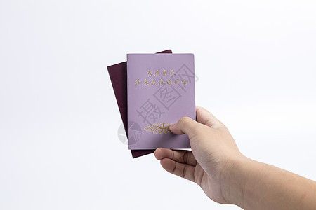 手拿护照和港澳台通行证背景图片