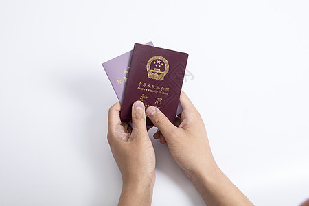 双手拿护照和港澳台通行证背景图片