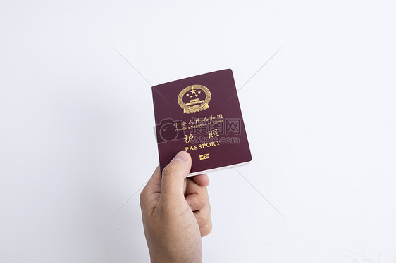 手拿护照证件