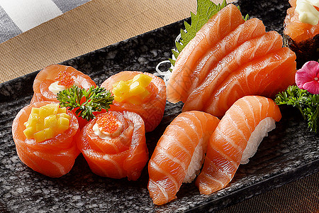 日料造型别具的美味鱼子酱寿司背景