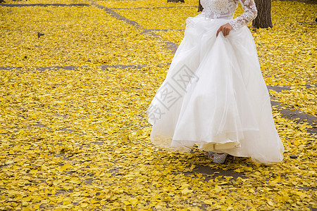 新娘下秋叶背景图片