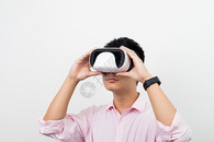 双手扶VR眼镜体验图片