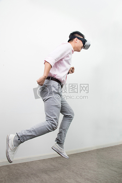 虚拟现实VR跳跃造型图片