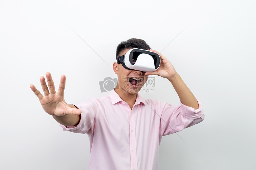 VR虚拟现实体验惊讶表情图片