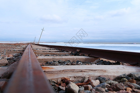 茶卡盐湖小火车的铁路轨道背景图片