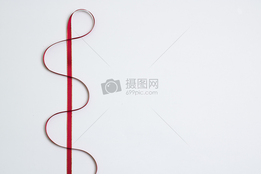红色缎带的造型图片