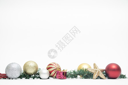 金色圣诞球各种圣诞礼物元素组合背景